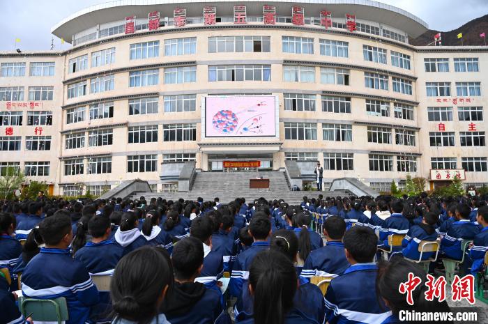 圖為昌都市第五高級中學全體學生參加授課?！≮w朗 攝