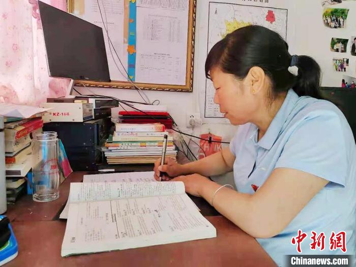 甘肅環(huán)縣“全能老師”堅(jiān)守“麻雀學(xué)?！保簩W(xué)生在，我就在
