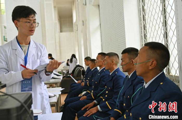圖為研究團(tuán)隊(duì)成員登記消防員信息?！≮w朗 攝