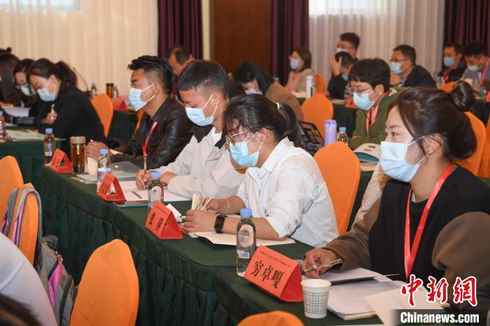 圖為第十五期全國(guó)預(yù)防青少年違法犯罪工作理論與務(wù)實(shí)高級(jí)研修班學(xué)員正在上課?！∝暩聛硭?攝