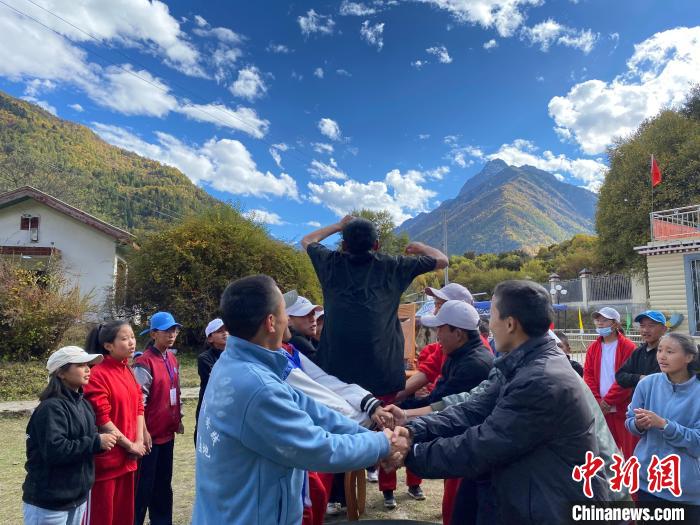 圖為學(xué)生們?cè)谖鞑匕退纱肭嗌倌昊顒?dòng)營(yíng)地開展趣味活動(dòng)?！∥鞑厍嗌倌陮?shí)踐教育基地供圖