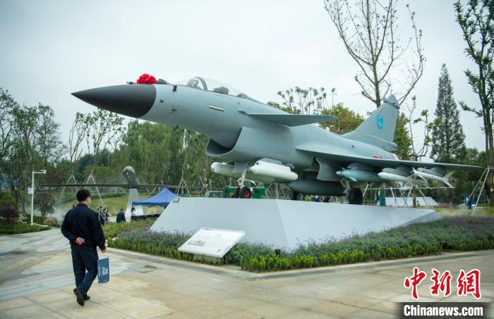園林式戰(zhàn)斗機(jī)博物館內(nèi)展示的“殲10C”飛機(jī)?！⒅铱?攝