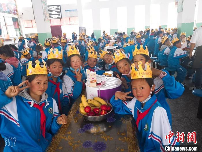 圖為加查縣安繞鎮(zhèn)小學(xué)學(xué)生集體過(guò)六一兒童節(jié)?！“怖@鎮(zhèn)小學(xué)供圖
