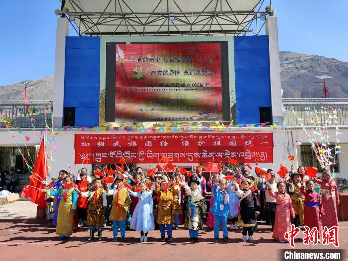 圖為加查縣安繞鎮(zhèn)小學(xué)各民族代表學(xué)生齊唱紅歌。　安繞鎮(zhèn)小學(xué)供圖