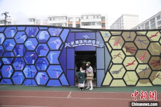 圖為西寧市第一中學濕地科普宣教館?！±罱瓕?攝