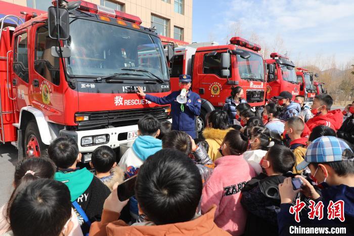 圖為消防員向小朋友們講解消防車?！铨埥?攝