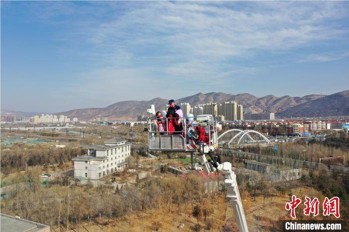 圖為小朋友在消防員的陪同下，體驗78米登高平臺消防車。　楊龍建 攝
