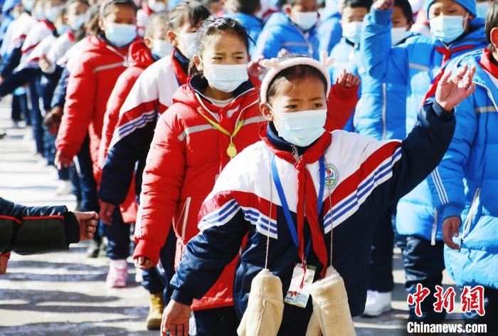 圖為學(xué)生跳起歡快的藏族舞蹈迎接新學(xué)期?！●R銘言 攝