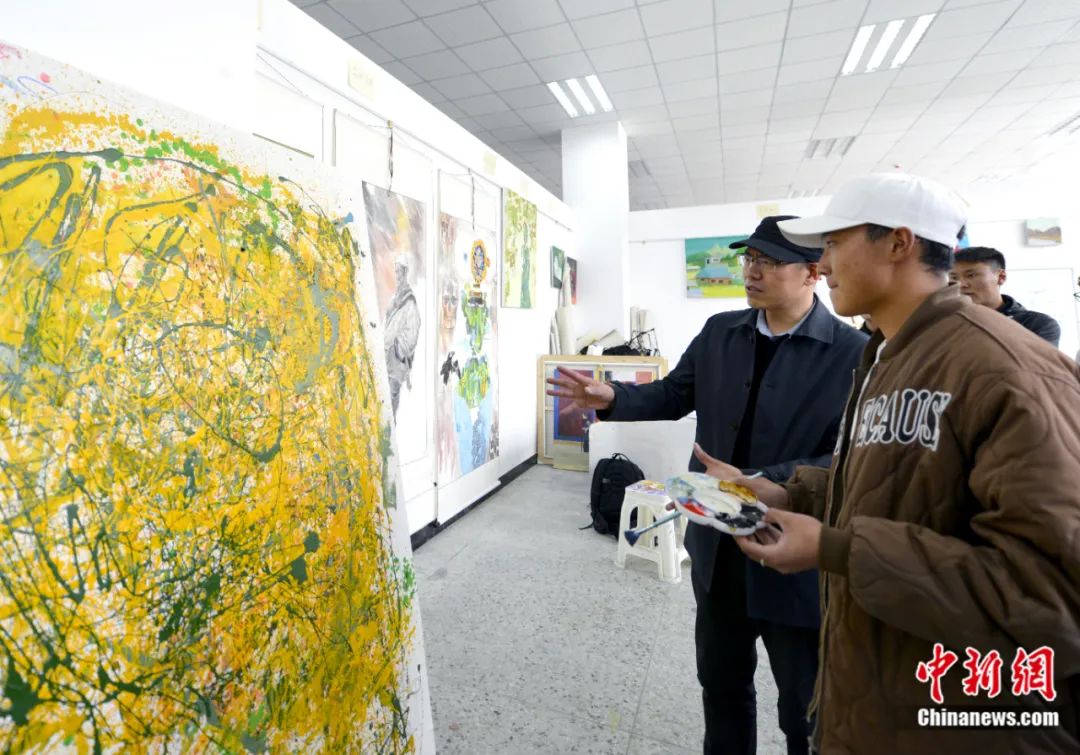 劉洋在課堂上指導(dǎo)學(xué)生繪畫技巧。<a target='_blank' href='/'><p  align=