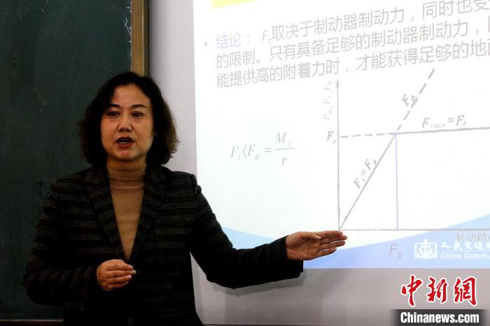 圖為李富香給學生上理論課。(資料圖) 青海省教育廳供圖