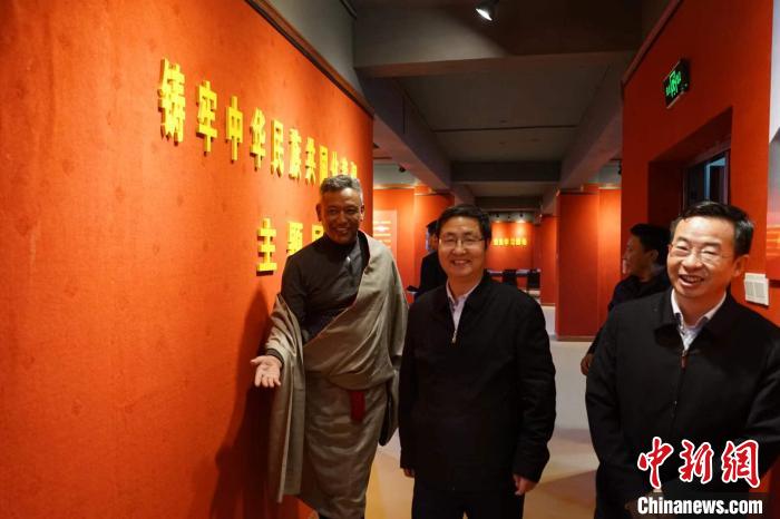 資料圖為參觀(guān)鑄牢中華民族共同體意識(shí)主題展?！『F龍 攝