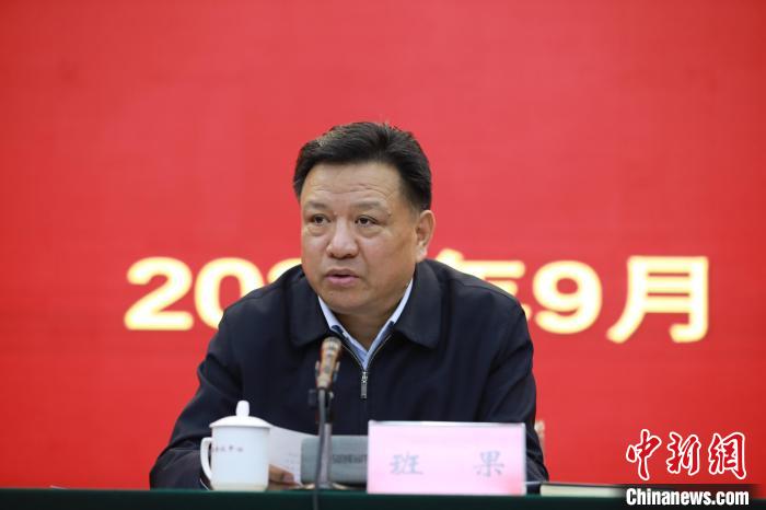 圖為青海省委常委、統(tǒng)戰(zhàn)部部長(zhǎng)班果出席會(huì)議并講話(huà)。　胡貴龍 攝