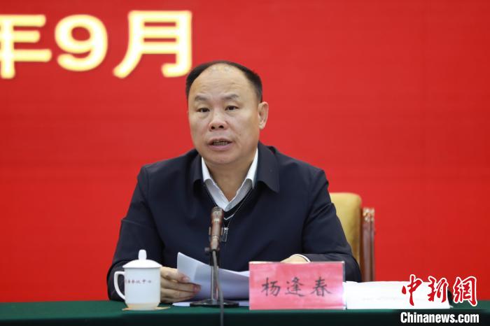 圖為青海省副省長(zhǎng)楊逢春主持會(huì)議并講話(huà)。　胡貴龍 攝
