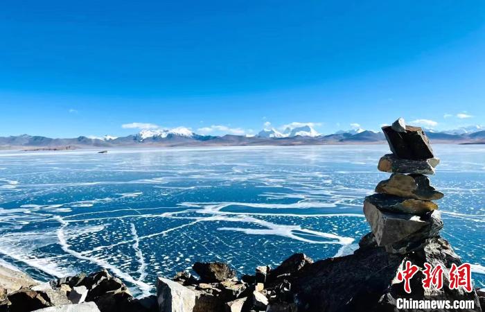 圖為普瑪江塘鄉(xiāng)境內(nèi)的雪山、冰湖美景。　浪卡子縣網(wǎng)信辦供圖