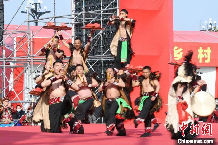 圖為少數(shù)民族舞蹈展演?！×赫赵?攝