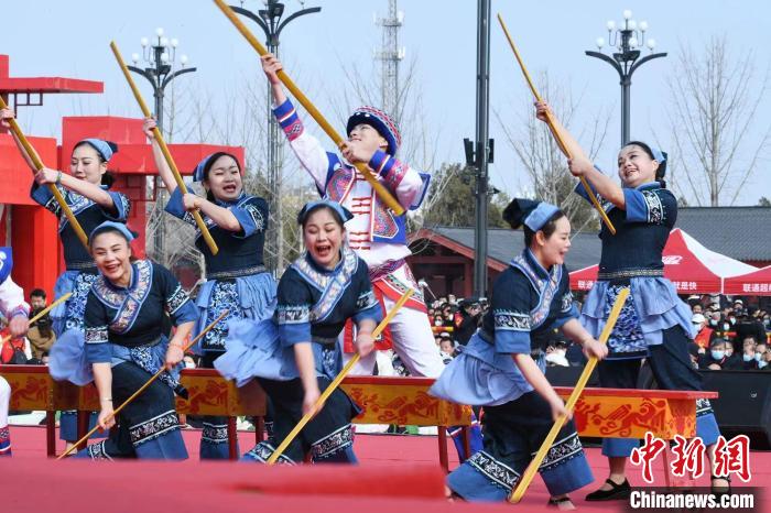 圖為廣西壯族打扁擔(dān)展演?！×赫赵?攝