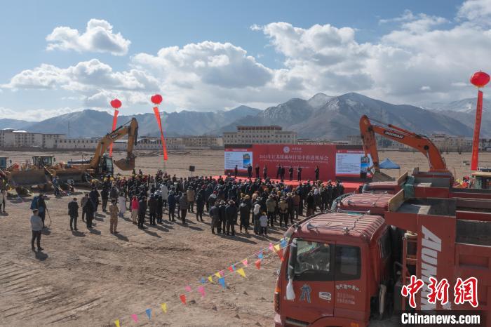 圖為2023年江蘇援藏項(xiàng)目集中推進(jìn)會現(xiàn)場?！∝暩聛硭?攝