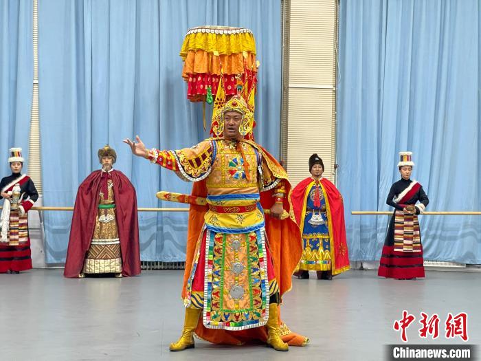 圖為格薩爾劇展演?！∠锴凡抛?供圖