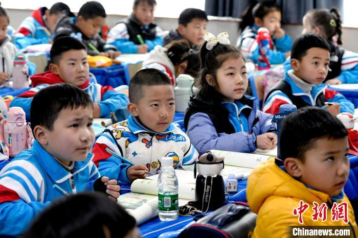 3月14日，西藏拉薩市第一小學一年級六班學生正在上藏語文課?！±盍?攝