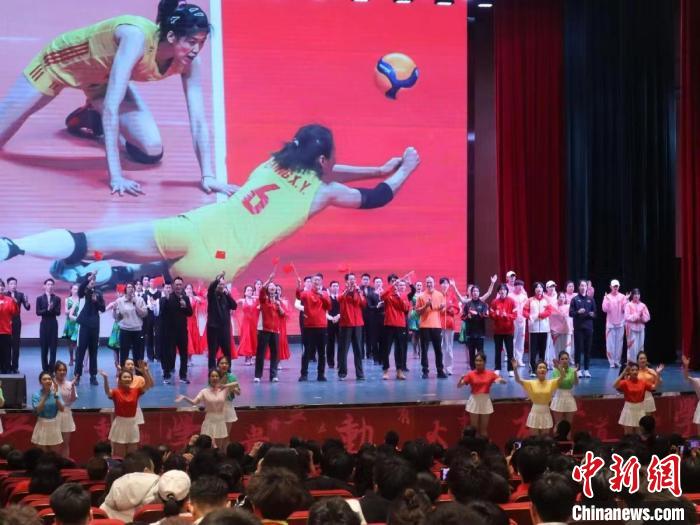 2023年全國(guó)青少年女排集訓(xùn)閉幕式現(xiàn)場(chǎng)?！√旖蝮w育學(xué)院供圖
