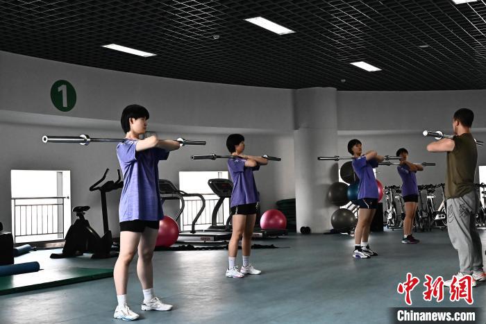 圖為全國(guó)青少年女排在天津進(jìn)行集訓(xùn)?！√旖蝮w育學(xué)院供圖