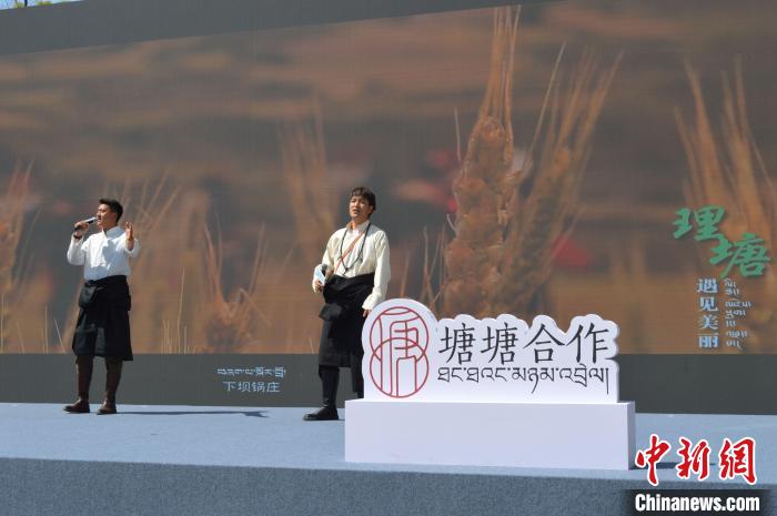 “康巴漢子”現(xiàn)場(chǎng)獻(xiàn)唱?！≈炝杞?攝