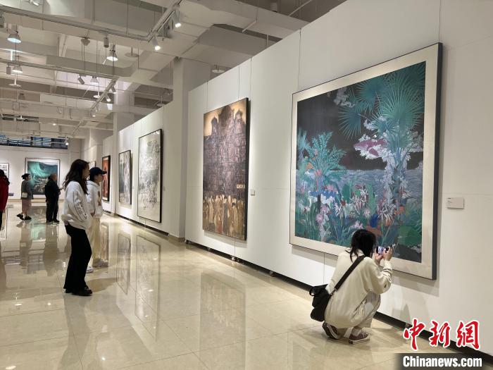 圖為全國(guó)青年教師中國(guó)畫學(xué)術(shù)邀請(qǐng)展吸引學(xué)生觀展?！＄婌?攝
