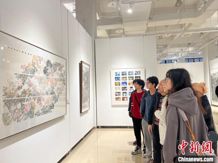 圖為全國(guó)青年教師中國(guó)畫學(xué)術(shù)邀請(qǐng)展現(xiàn)場(chǎng)?！＄婌?攝