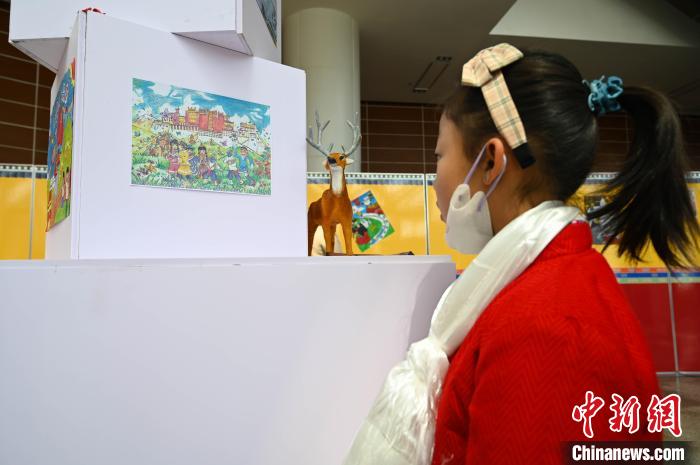 圖為學(xué)生參觀繪畫展?！≮w朗 攝