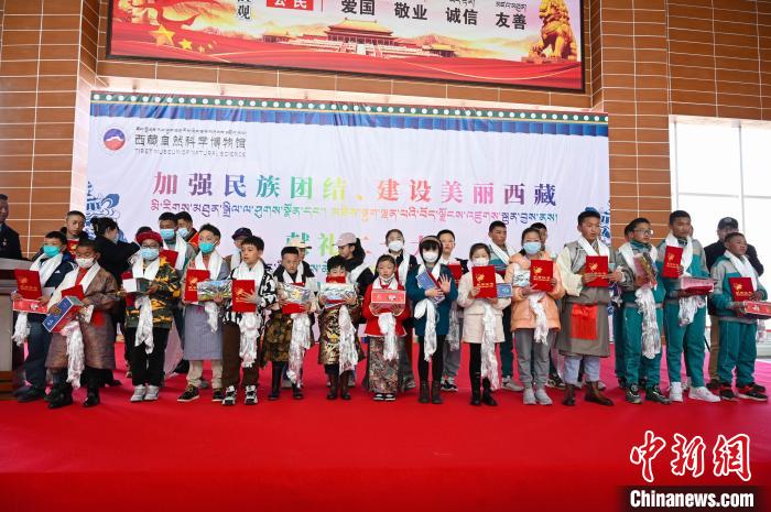 圖為部分獲獎(jiǎng)學(xué)生合影。　趙朗 攝