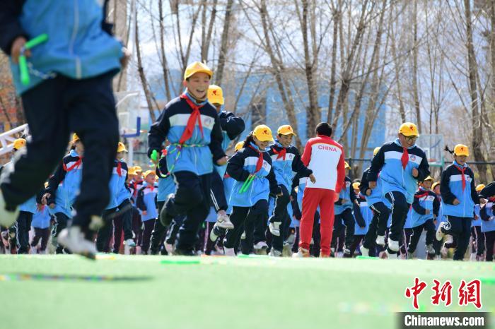 圖為學(xué)生在跳繩教練齊景龍的指導(dǎo)下做準(zhǔn)備運(yùn)動(dòng)?！∝暩聛硭?攝