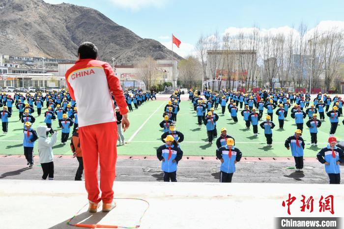圖為學(xué)生在跳繩教練齊景龍的指導(dǎo)下做準(zhǔn)備運(yùn)動(dòng)?！∝暩聛硭?攝