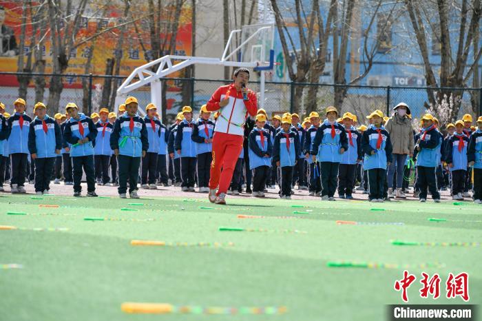 圖為學(xué)生在跳繩教練齊景龍的指導(dǎo)下做準(zhǔn)備運(yùn)動(dòng)。　貢嘎來松 攝