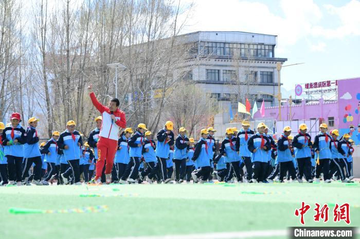 圖為學(xué)生在跳繩教練齊景龍的指導(dǎo)下做準(zhǔn)備運(yùn)動(dòng)。　貢嘎來松 攝