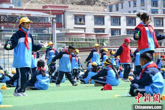 圖為學(xué)生正在練習(xí)跳繩?！∝暩聛硭?攝