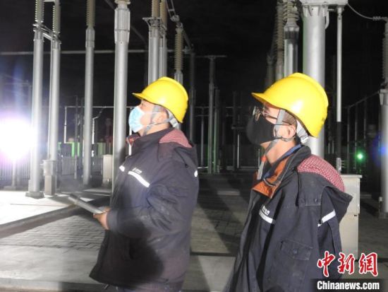 圖為5月10日凌晨，國網(wǎng)青海檢修公司柴達木換流站運維人員在進行柴拉直流系統(tǒng)停電操作?！∫杂?攝