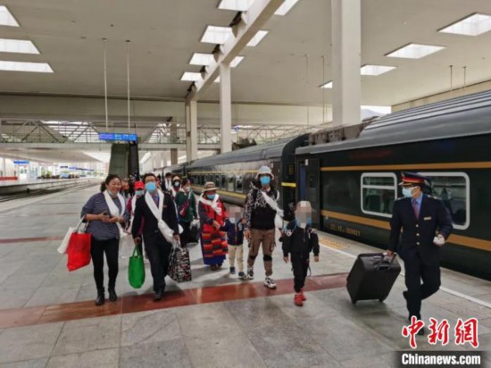 圖為拉薩車站工作人員為西藏先心病患兒和陪同人員提供“綠色”接力幫扶，并開通了專門通道，讓他們快速進(jìn)站上車。拉薩車站 供圖