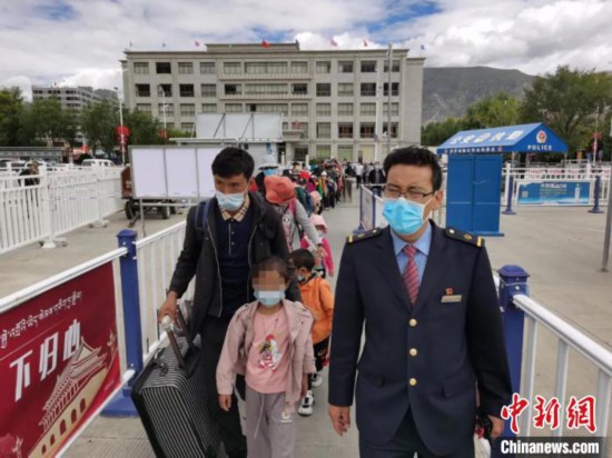 圖為拉薩車站工作人員為西藏先心病患兒和陪同人員提供“綠色”接力幫扶，并開通了專門通道，讓他們快速進(jìn)站上車。拉薩車站 供圖