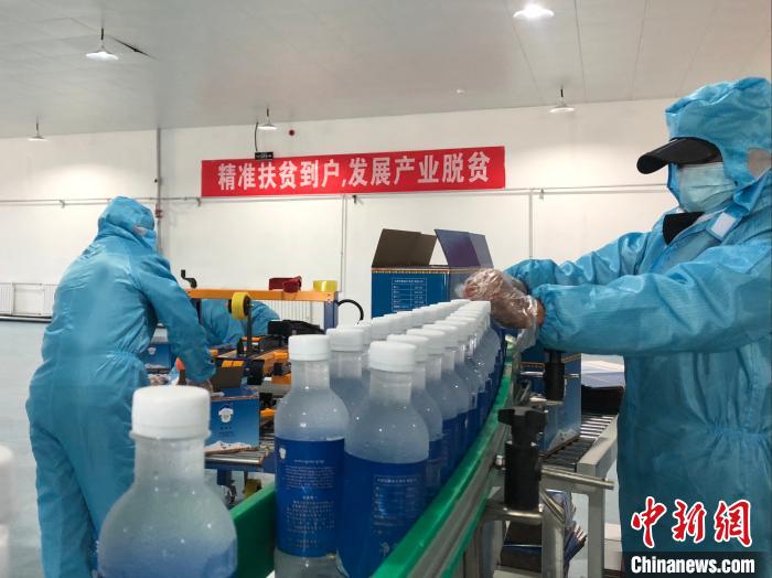 圖為阿里地區(qū)措勤縣某飲用水加工公司，該公司以“基地+公司+貧困民眾”為運營模式，帶動貧困民眾68戶232人。　謝牧 攝