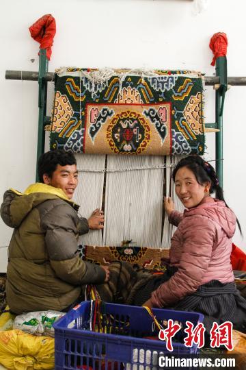 圖為1月15日，在日喀則市謝瑪氆氌農(nóng)村合作社，拉孜村一對(duì)夫婦在編織卡墊(資料圖)?！≮w朗 攝