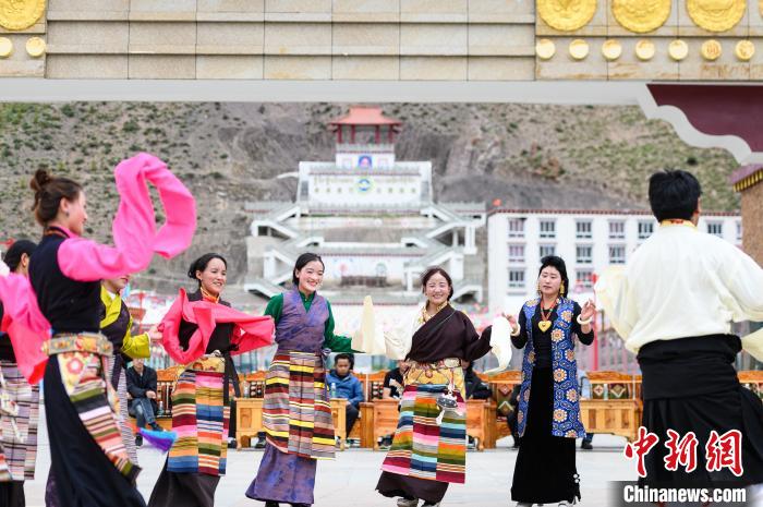 圖為西藏昌都市洛隆縣易地搬遷安置點(diǎn)阿托卡小康示范新村村民載歌載舞慶脫貧(資料圖)。　何蓬磊 攝