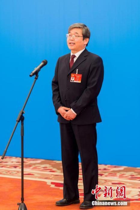 3月10日，全國(guó)政協(xié)十三屆四次會(huì)議第三場(chǎng)“委員通道”采訪活動(dòng)在北京人民大會(huì)堂新聞發(fā)布廳舉行。圖為全國(guó)政協(xié)委員阿拉坦倉(cāng)通過網(wǎng)絡(luò)視頻方式接受媒體采訪。<a target='_blank' ><p  align=