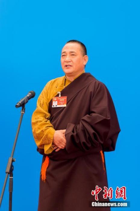 3月10日，全國(guó)政協(xié)十三屆四次會(huì)議第三場(chǎng)“委員通道”采訪活動(dòng)在北京人民大會(huì)堂新聞發(fā)布廳舉行。圖為全國(guó)政協(xié)委員洛桑山丹通過網(wǎng)絡(luò)視頻方式接受媒體采訪。<a target='_blank' ><p  align=
