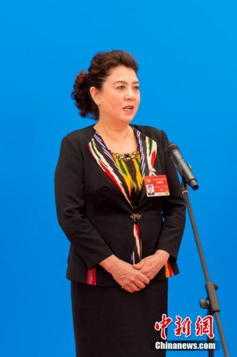 3月10日，全國(guó)政協(xié)十三屆四次會(huì)議第三場(chǎng)“委員通道”采訪活動(dòng)在北京人民大會(huì)堂新聞發(fā)布廳舉行。圖為全國(guó)政協(xié)委員古麗帕麗·阿不都拉通過網(wǎng)絡(luò)視頻方式接受媒體采訪。<a target='_blank' ><p  align=