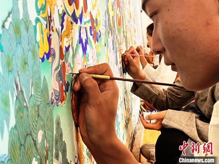 圖為畫師繪畫唐卡?！●R文莉 供圖