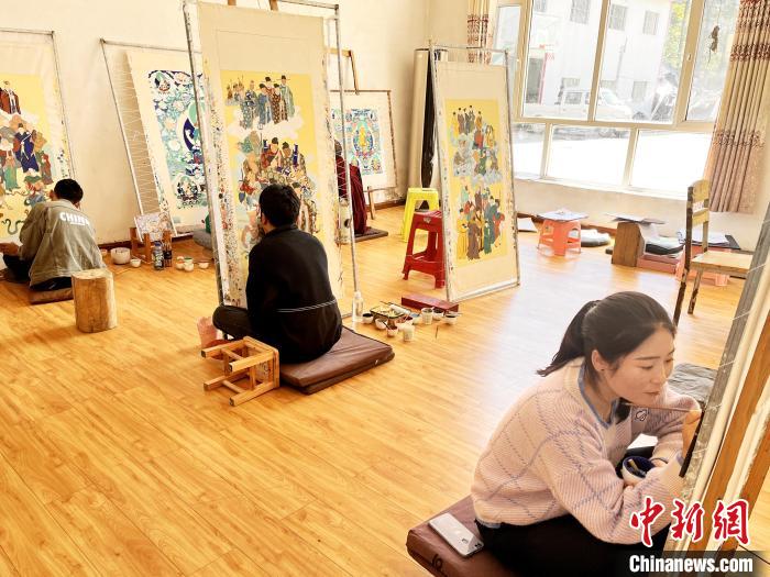 圖為畫室內(nèi)學(xué)徒練習(xí)繪畫唐卡?！●R文莉 供圖