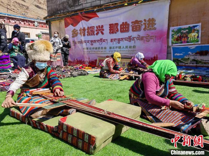 圖為2022年，安多縣雁石坪鎮(zhèn)“鄉(xiāng)村振興那曲奮進”編織技藝比賽現(xiàn)場。資料圖 那曲市“鄉(xiāng)村振興 那曲奮進”活動辦供圖