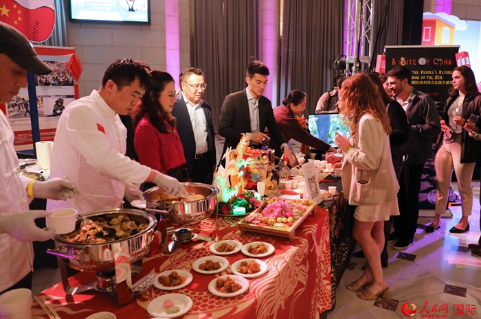 使館工作人員詳細(xì)為現(xiàn)場美食家和來賓講解菜品色香味特點、原料特色、烹制手法及其中蘊含的中華美食文化。人民網(wǎng)記者 李志偉攝
