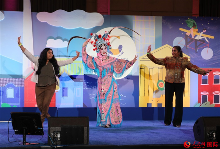 當(dāng)?shù)厝A人京劇社團(tuán)的青年演員現(xiàn)場表演京劇選段，并與現(xiàn)場觀眾近距離互動。人民網(wǎng)記者 李志偉攝