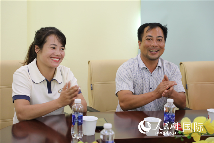 越南沙巴市黃連寄宿制民族小學(xué)老師阮氏秋姮、阮文享。人民網(wǎng)記者簡承淵攝